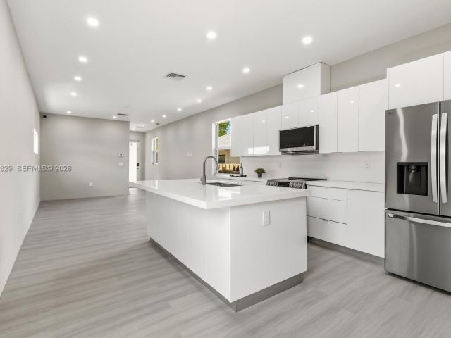 Продажа дома по адресу 1028 NW 8th Ave - фото 7529565