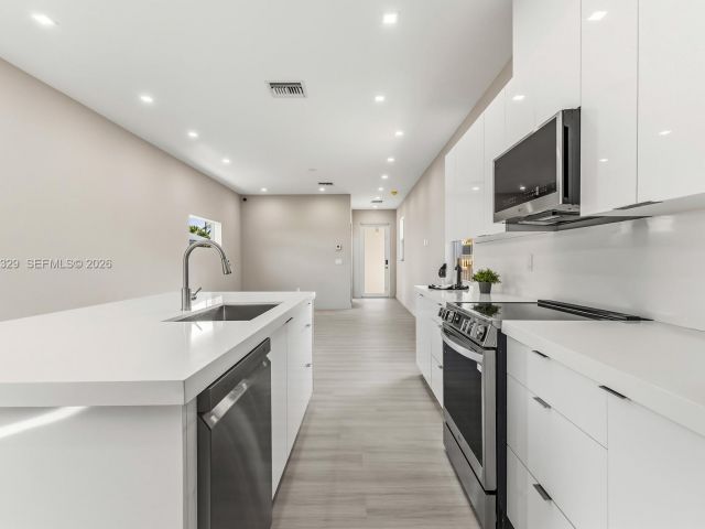 Продажа дома по адресу 1028 NW 8th Ave - фото 7529566