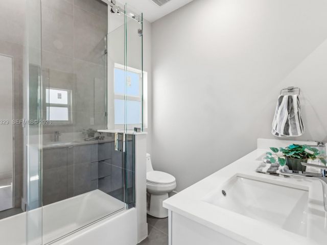 Продажа дома по адресу 1028 NW 8th Ave - фото 7529567