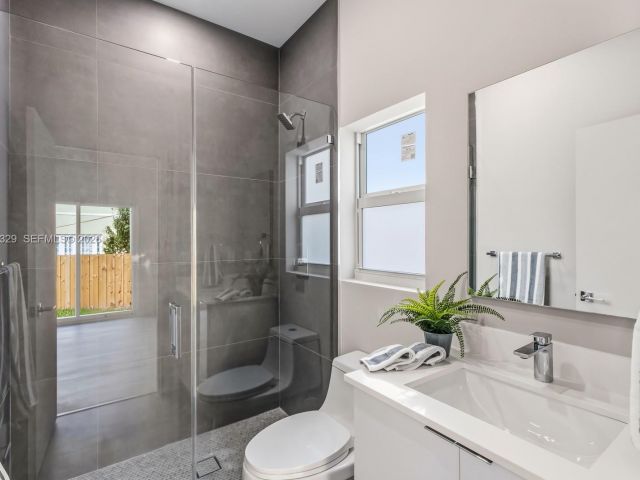 Продажа дома по адресу 1028 NW 8th Ave - фото 7529570