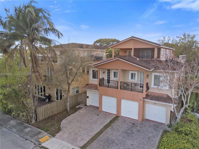 Дом в аренду по адресу 819 SW 7th Ave - фото 7513459