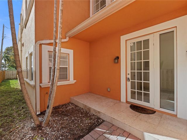 Дом в аренду по адресу 819 SW 7th Ave - фото 7513461