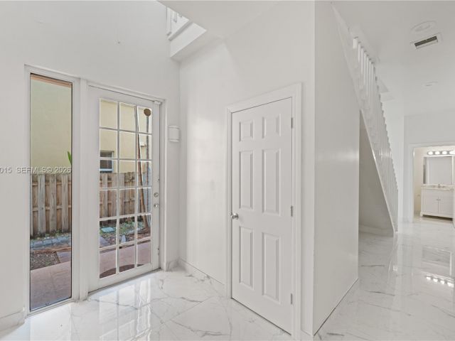 Дом в аренду по адресу 819 SW 7th Ave - фото 7513462