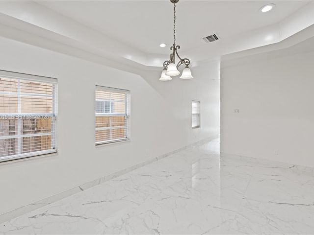 Дом в аренду по адресу 819 SW 7th Ave - фото 7513465