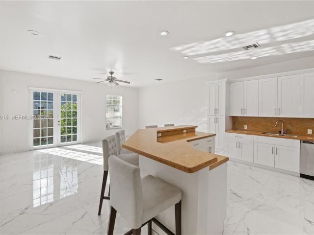 Дом в аренду по адресу 819 SW 7th Ave - фото 7513467