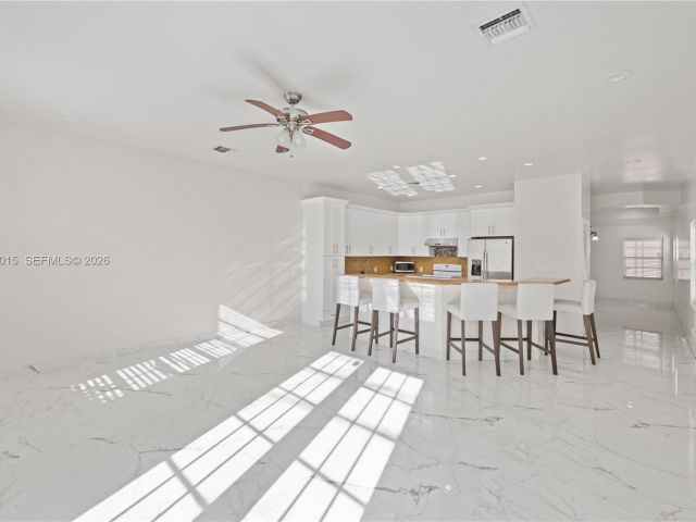 Дом в аренду по адресу 819 SW 7th Ave - фото 7513468