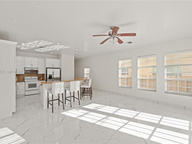 Дом в аренду по адресу 819 SW 7th Ave - фото 7513469