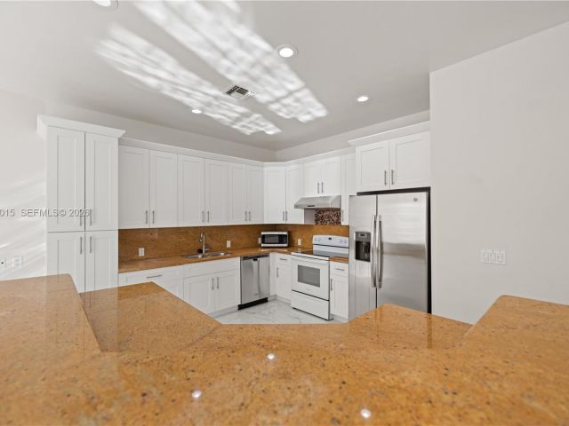 Дом в аренду по адресу 819 SW 7th Ave - фото 7513470