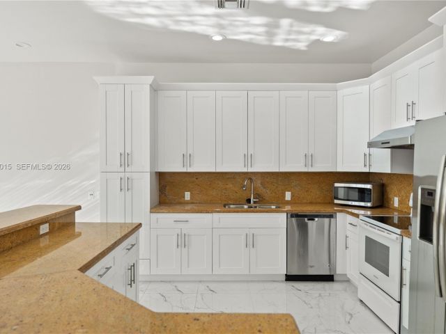 Дом в аренду по адресу 819 SW 7th Ave - фото 7513471