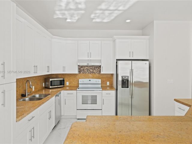 Дом в аренду по адресу 819 SW 7th Ave - фото 7513472