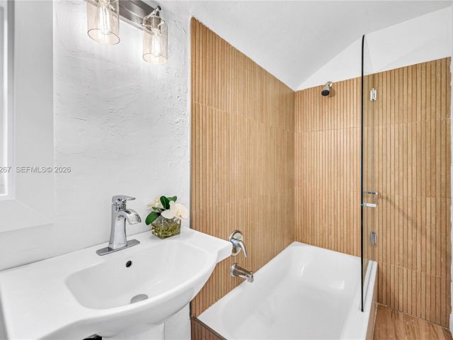 Дом в аренду по адресу 1960 NE 182nd St - фото 7515583