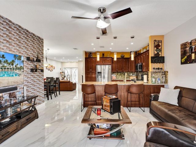 Продажа дома по адресу 13220 SW 143rd Ter - фото 7528576