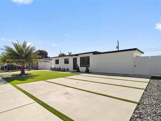 Дом в аренду по адресу 5420 NW 182nd St - фото 7479344