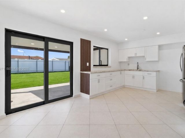 Дом в аренду по адресу 5420 NW 182nd St - фото 7479345