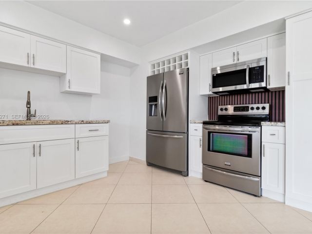 Дом в аренду по адресу 5420 NW 182nd St - фото 7479346