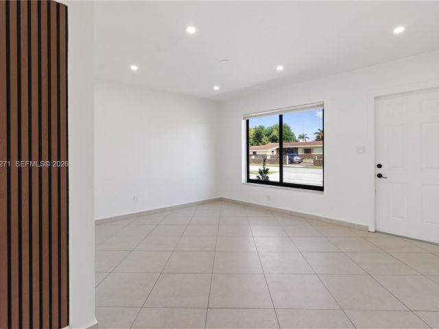 Дом в аренду по адресу 5420 NW 182nd St - фото 7479347