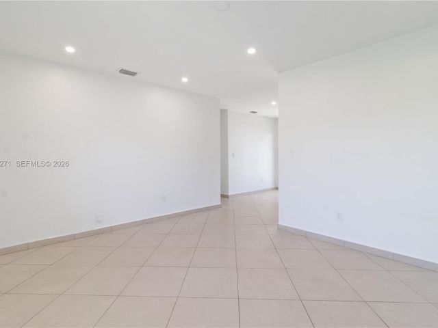 Дом в аренду по адресу 5420 NW 182nd St - фото 7479348