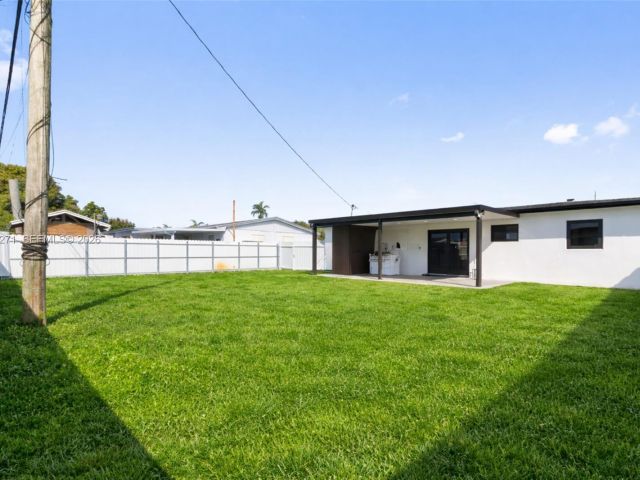 Дом в аренду по адресу 5420 NW 182nd St - фото 7479354