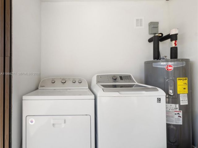 Дом в аренду по адресу 5420 NW 182nd St - фото 7479356