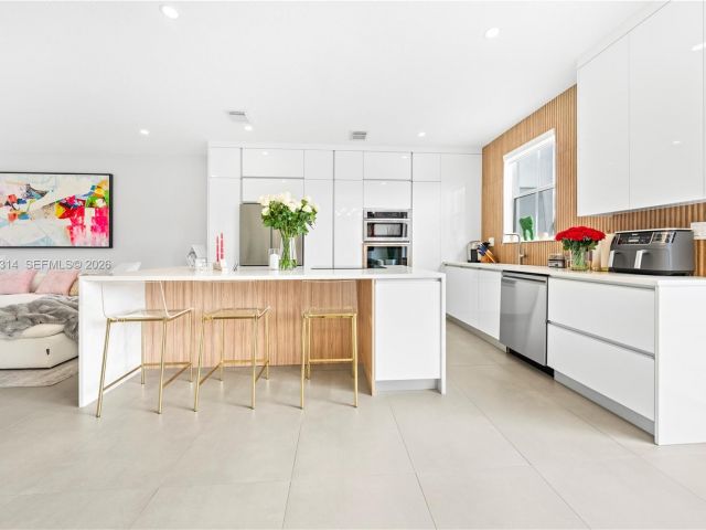 Продажа дома по адресу 7827 NW 116th Ave - фото 7532878