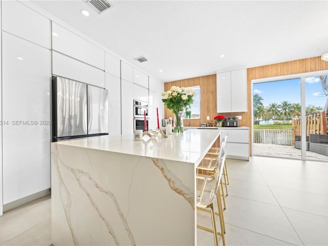 Продажа дома по адресу 7827 NW 116th Ave - фото 7532879