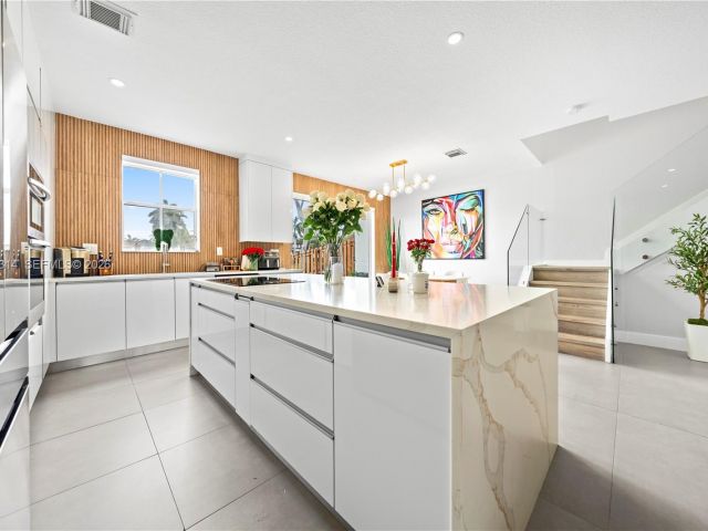 Продажа дома по адресу 7827 NW 116th Ave - фото 7532880