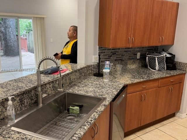 Продажа дома по адресу 2927 SW 18th Ter - фото 7481519