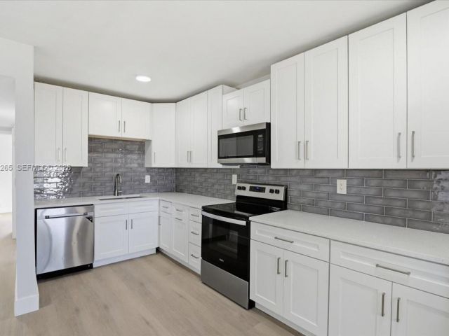 Дом в аренду по адресу 1400 NE 43rd Ct 1400 - фото 7478141