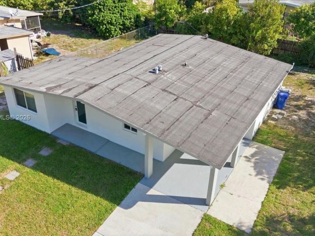 Дом в аренду по адресу 1400 NE 43rd Ct 1400 - фото 7478142