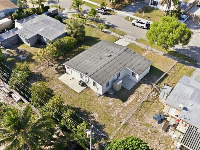 Дом в аренду по адресу 1400 NE 43rd Ct 1400 - фото 7478144