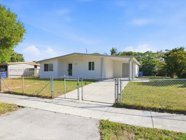 Дом в аренду по адресу 1400 NE 43rd Ct 1400 - фото 7478145