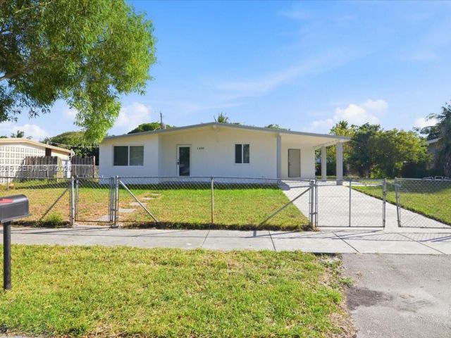 Дом в аренду по адресу 1400 NE 43rd Ct 1400 - фото 7478146