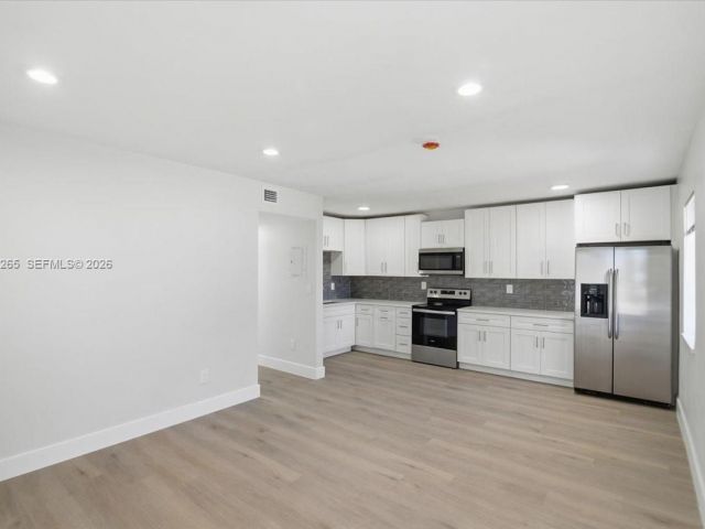 Дом в аренду по адресу 1400 NE 43rd Ct 1400 - фото 7478147