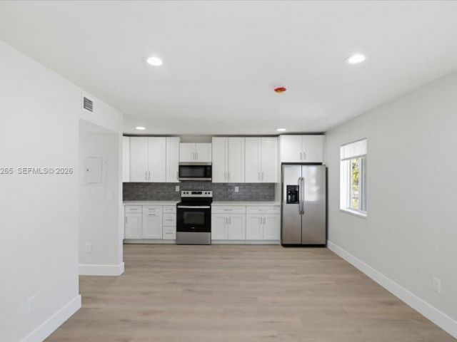 Дом в аренду по адресу 1400 NE 43rd Ct 1400 - фото 7478148