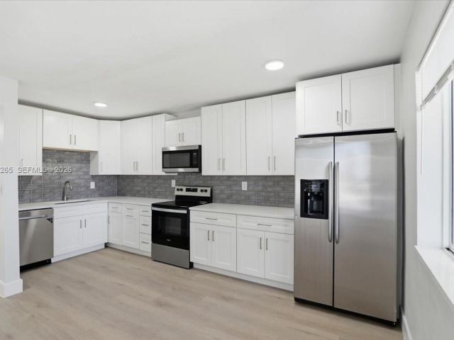 Дом в аренду по адресу 1400 NE 43rd Ct 1400 - фото 7478149