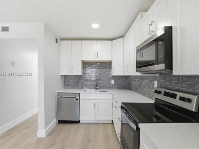 Дом в аренду по адресу 1400 NE 43rd Ct 1400 - фото 7478150