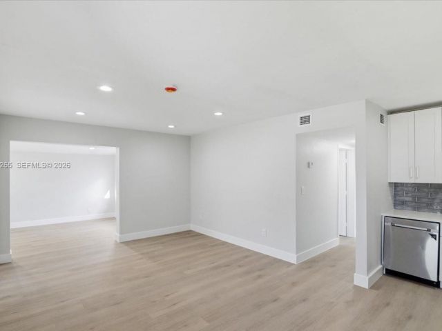 Дом в аренду по адресу 1400 NE 43rd Ct 1400 - фото 7478151