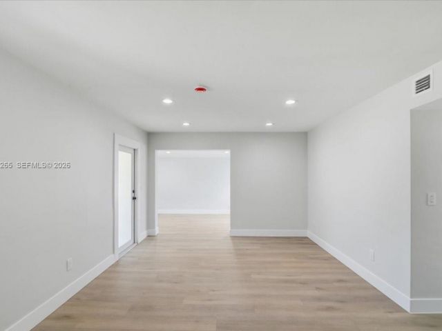 Дом в аренду по адресу 1400 NE 43rd Ct 1400 - фото 7478152