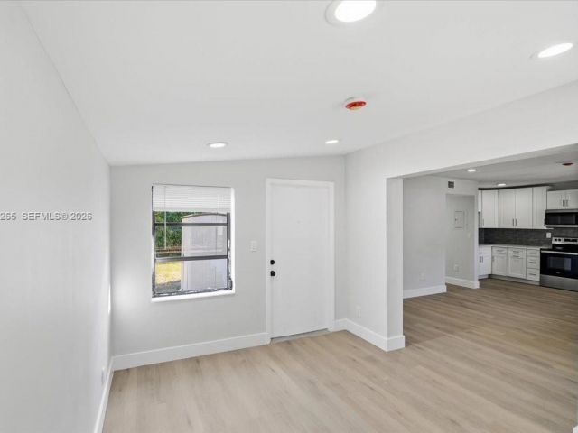 Дом в аренду по адресу 1400 NE 43rd Ct 1400 - фото 7478154