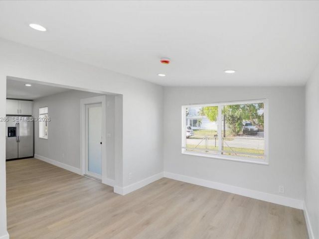 Дом в аренду по адресу 1400 NE 43rd Ct 1400 - фото 7478155