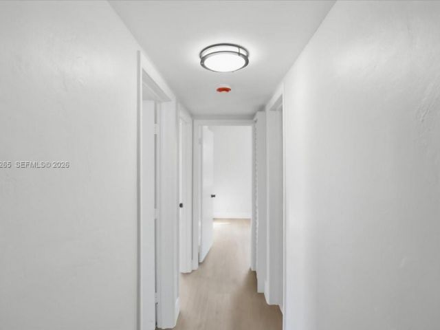 Дом в аренду по адресу 1400 NE 43rd Ct 1400 - фото 7478156