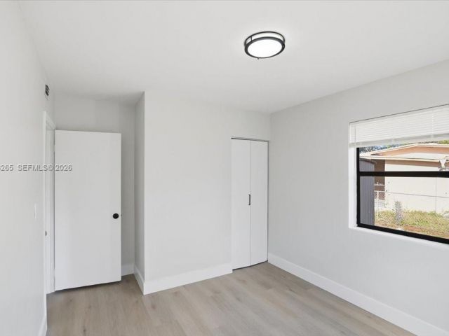 Дом в аренду по адресу 1400 NE 43rd Ct 1400 - фото 7478159