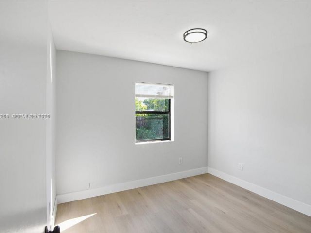 Дом в аренду по адресу 1400 NE 43rd Ct 1400 - фото 7478160