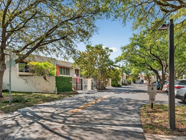 Продажа дома по адресу 10406 SW 76th St - фото 7525715