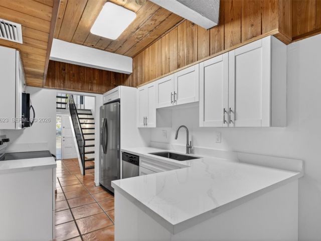 Продажа дома по адресу 10406 SW 76th St - фото 7525729