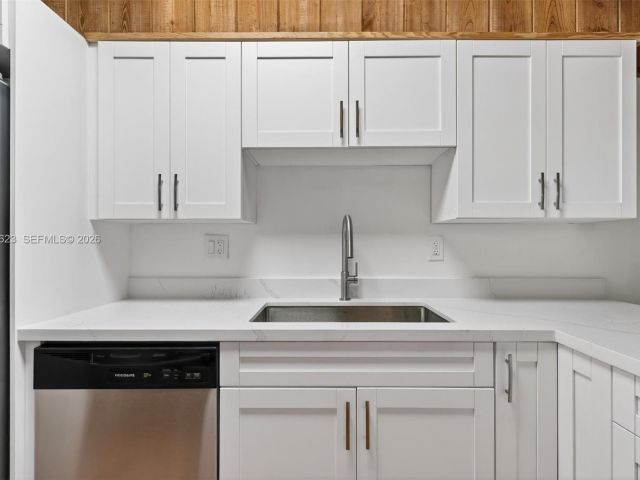 Продажа дома по адресу 10406 SW 76th St - фото 7525733