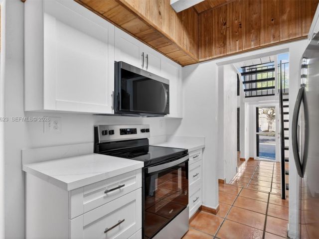 Продажа дома по адресу 10406 SW 76th St - фото 7525734