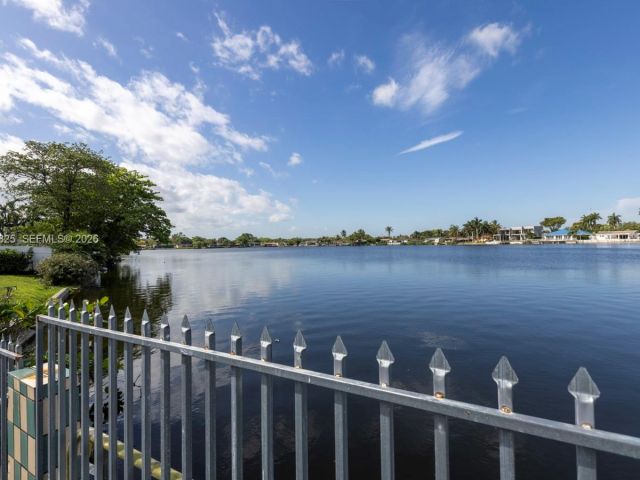 Продажа дома по адресу 21330 NE 25th Ct - фото 7520608