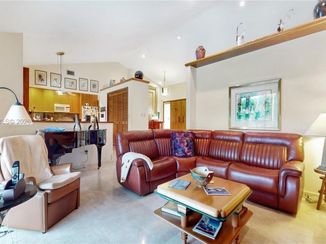 Продажа дома по адресу 10260 SW 128th St - фото 7463789