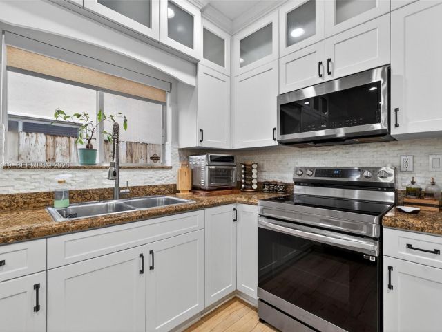 Дом в аренду по адресу 15874 SW 138th Ter 2 - фото 7501660